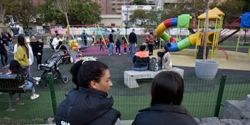 Guardaplazas en plaza de la Intendencia, Córdoba. (Facundo Luque / La Voz)