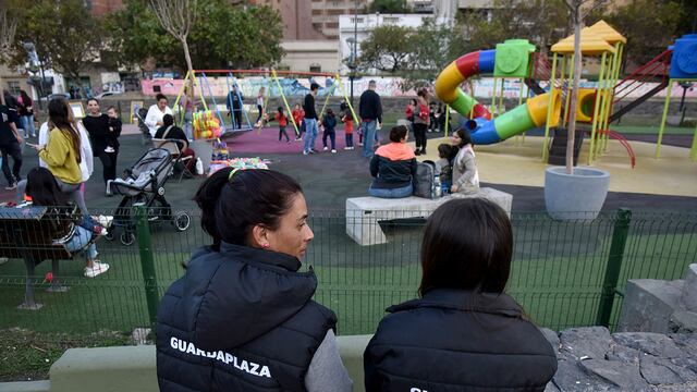 Guardaplazas en plaza de la Intendencia, Córdoba. (Facundo Luque / La Voz)