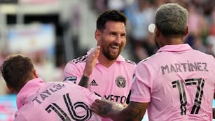La Pulga celebra el gol junto a Josef Martínez.