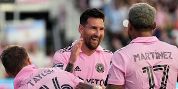 La Pulga celebra el gol junto a Josef Martínez.