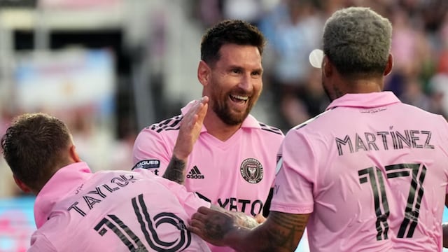La Pulga celebra el gol junto a Josef Martínez.