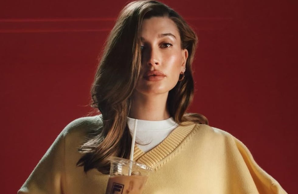 Desde pantalones a camperas: cómo es la colección de Hailey Bieber con Fila y cuánto cuesta