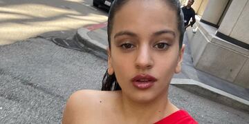 Rosalía celebró su “Motogrammy” desde la cama y recibió críticas en las redes sociales