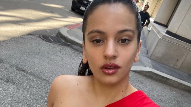 Rosalía celebró su “Motogrammy” desde la cama y recibió críticas en las redes sociales