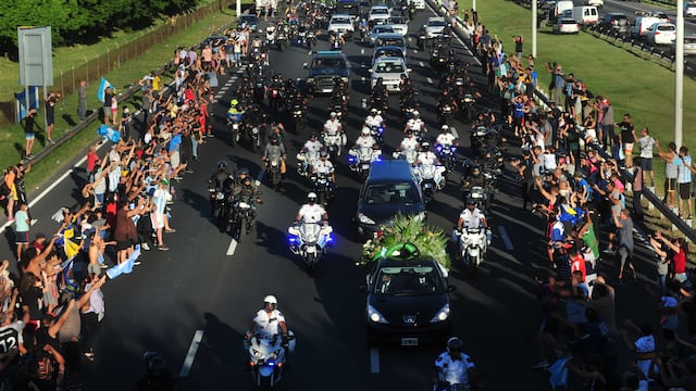 La caravana que despidió a Diego Maradona en su camino al cementerio de Bella Vista