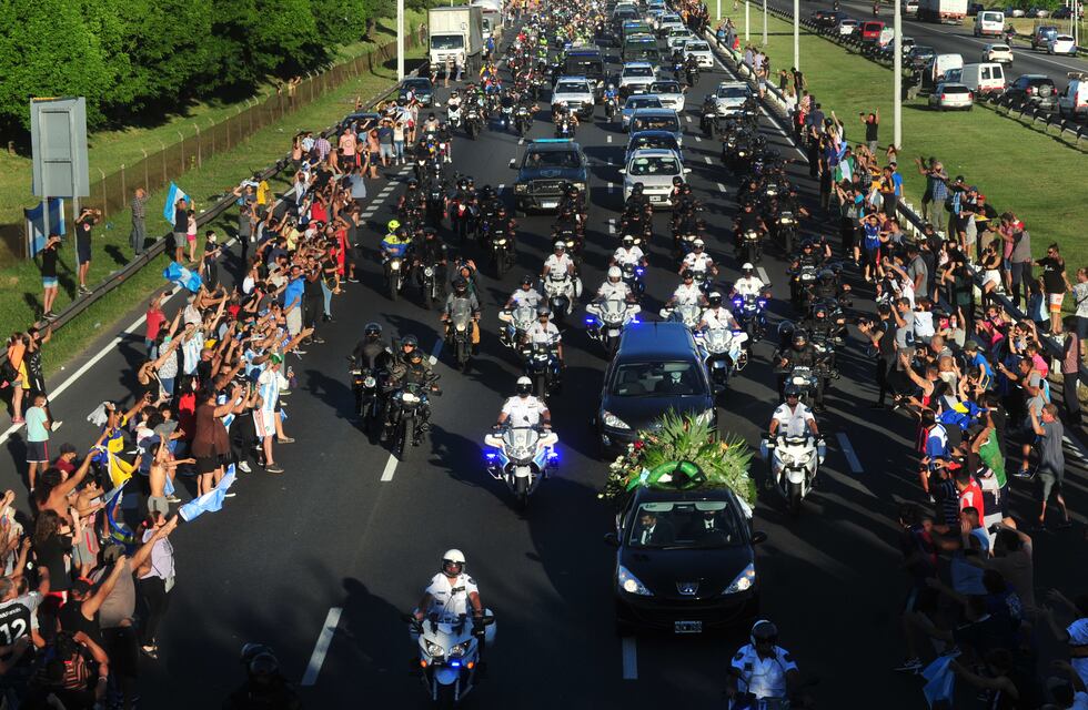 El último adiós a Maradona: en caravana y con la veneración del pueblo