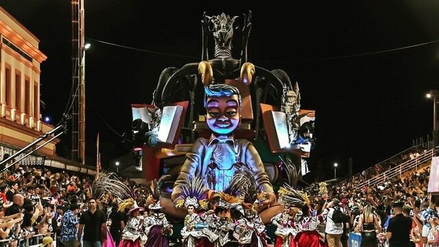 Comparsa Papelitos ganadora del Carnaval del País 2023