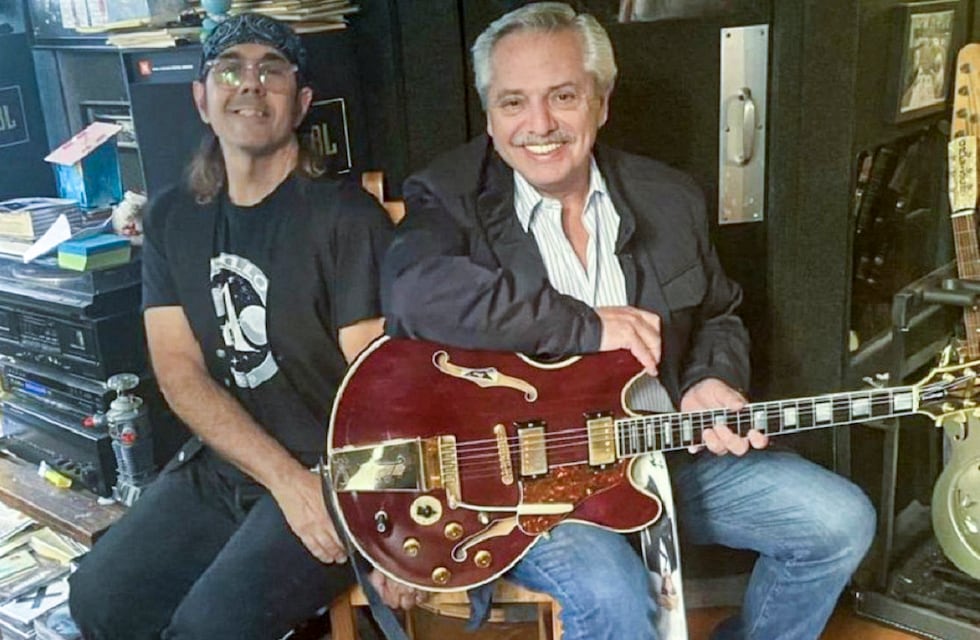 La oposición defenestró a Alberto Fernández por su foto probando una guitarra en Nueva York