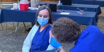 Viviana Martínez-Bianchi, una de las primeras personas en EEUU en recibir la vacuna contra el Covid-19