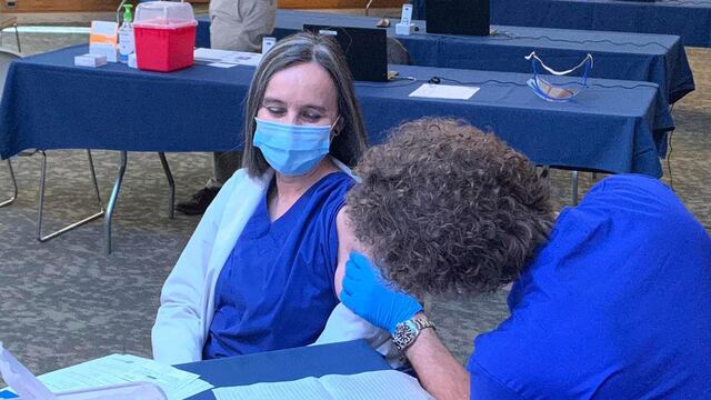 Viviana Martínez-Bianchi, una de las primeras personas en EEUU en recibir la vacuna contra el Covid-19