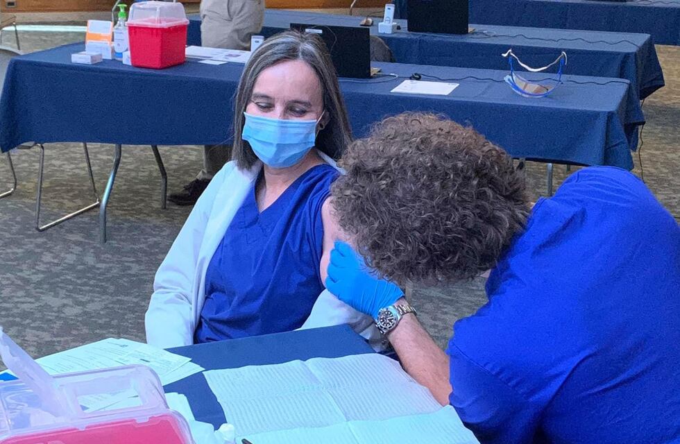 Una paranaense entre las primeras personas de Estados Unidos en vacunarse contra el Covid-19