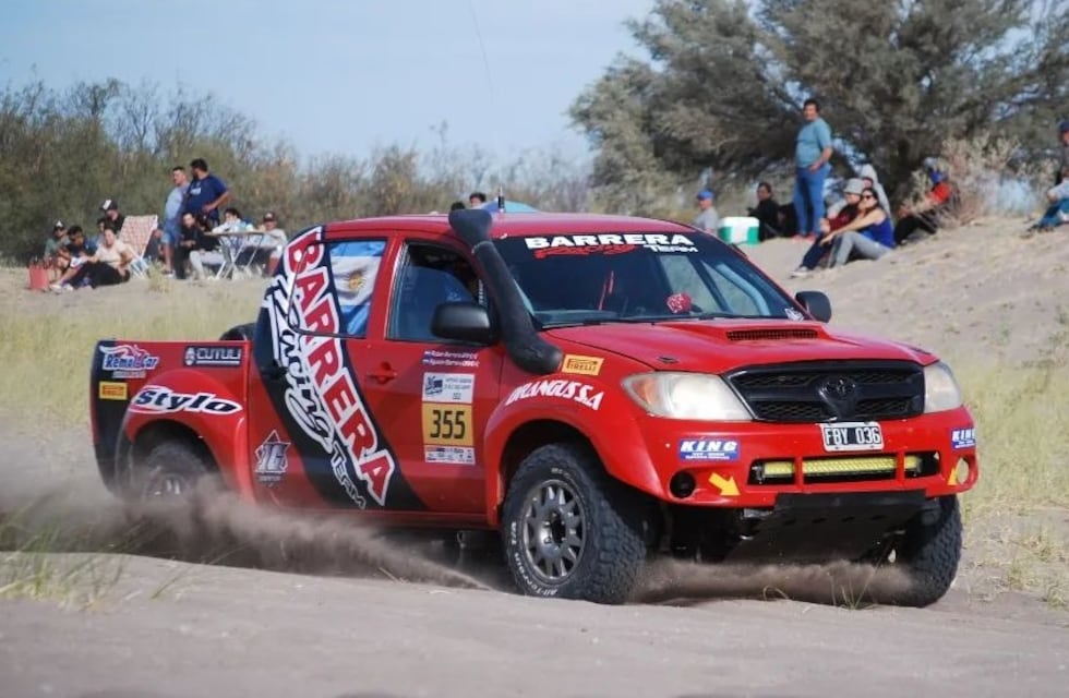 Rally Cross Country: camionetas y motos volaron en el Gran Premio de La Paz