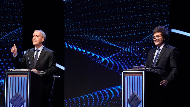 Los candidatos en el primer debate presidencial, y el cruce entre Juan Schiaretti y Javier Milei (Clarín).