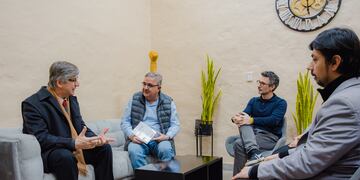 El Gobernador Jalil recibió al escritor Pablo Vassel.