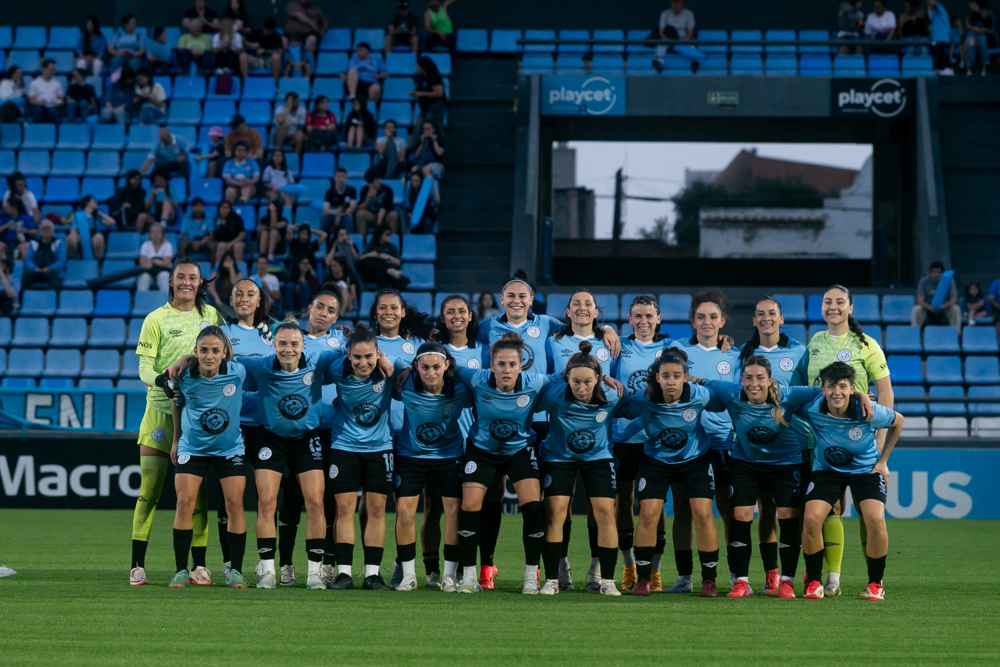 El equipo femenino de Belgrano ante Huracán. (Prensa Belgrano).