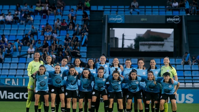 El equipo femenino de Belgrano ante Huracán. (Prensa Belgrano).