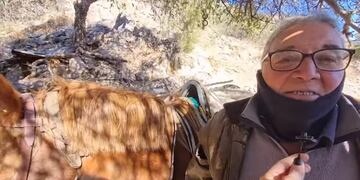 "Don Gaucho", el abuelo de Nogolí que vive entre animales.