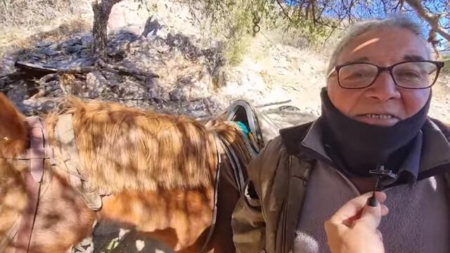 "Don Gaucho", el abuelo de Nogolí que vive entre animales.