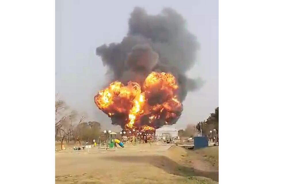 Impactante incendio y explosión de tanques de combustible en Lehmann