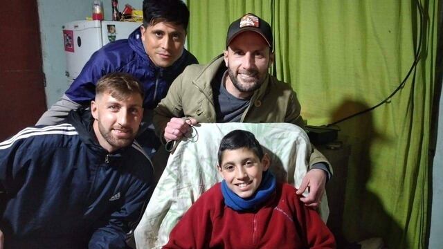 Miguel Sanhueza, Ignacio Burgos y Nacho Torres visitaron a Tobías Prados jugador categoría 2009 que sufrió la fractura de una de sus piernas.