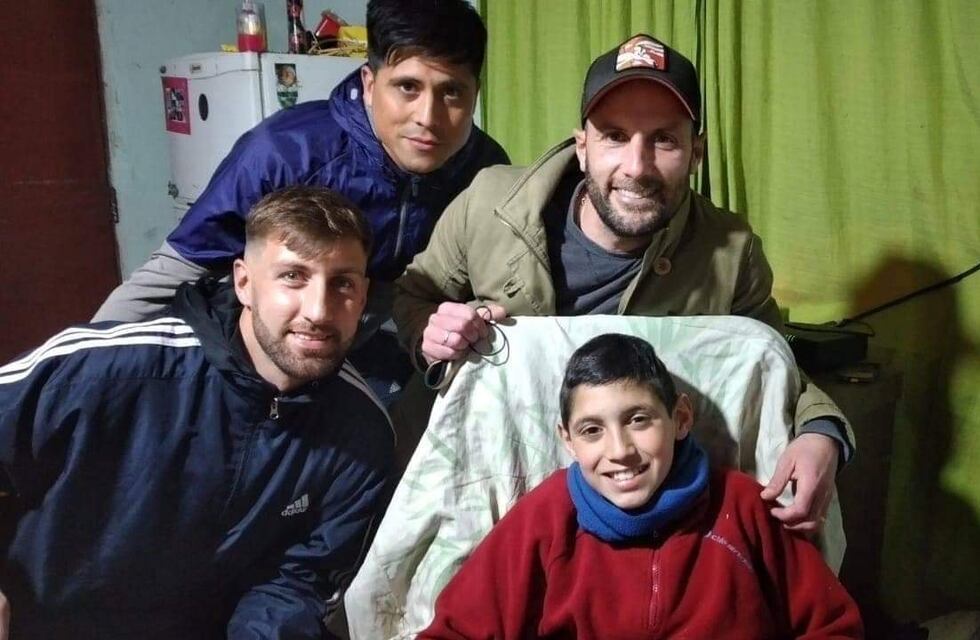 Buen gesto de futbolistas de Sporting para un jugador de inferiores