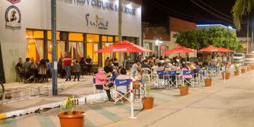 Bares, comedores y heladerías podrán colocar mesas en parte de la calle en Brinkmann
