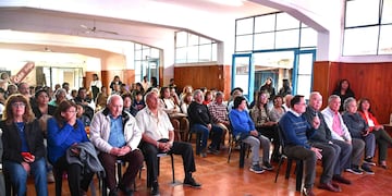 El Concejo Deliberante de San Salvador de Jujuy promueve el rescate de la historia de la ciudad, contada por sus propios habitantes, tal como quedó plasmado en el libro presentado en la escuela n° 10 “José de San Martín”.