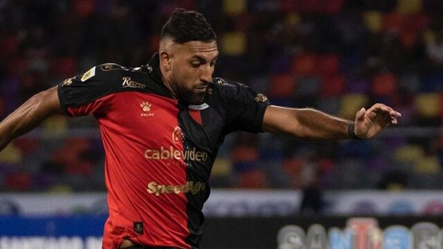 Wanchope Ábila reclamó un penal de Gabriel Arias.