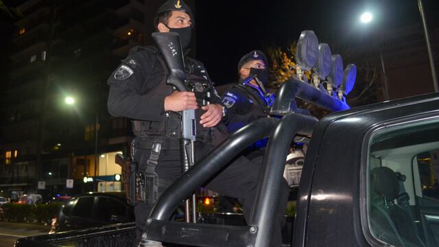 Policía santafesina en patrullero (Gobierno de Santa Fe)