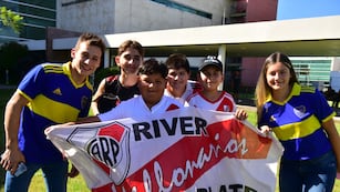 Los simpatizantes de River y Boca copan Córdoba, de cara al superclásico. Una multitud de hinchas que viene para este domingo en el Kempes (José Gabriel Hernández / La Voz).