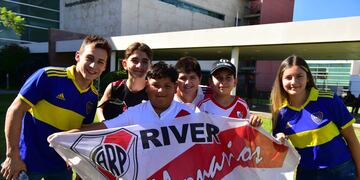 Los simpatizantes de River y Boca copan Córdoba, de cara al superclásico. Una multitud de hinchas que viene para este domingo en el Kempes (José Gabriel Hernández / La Voz).