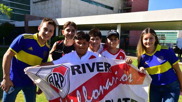 Los simpatizantes de River y Boca copan Córdoba, de cara al superclásico. Una multitud de hinchas que viene para este domingo en el Kempes (José Gabriel Hernández / La Voz).