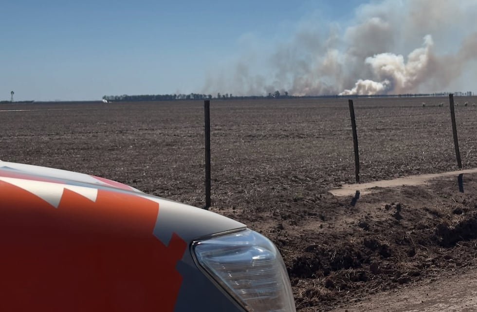 El incendio en Colonia Marina está fuera de control y se suman más bomberos de Arroyito y Tránsito