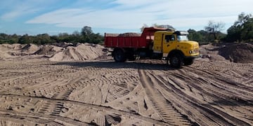 La Policía Minera detectó actividad extractiva en una zona prohibida por normativa provincial. La intervención concluyó con la paralización total del trabajo.