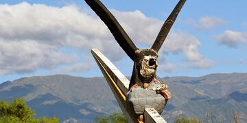 El monumento al cóndor, ubicado en el Acceso Este de Guaymallén, terminó decapitado tras una intensa e histórica tormenta de granizo.