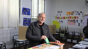 Omar Perotti, gobernador de Santa Fe, ya emitió su voto en Rafaela.