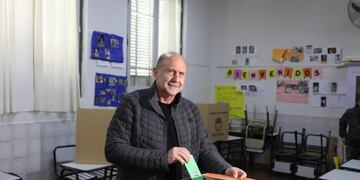 Omar Perotti, gobernador de Santa Fe, ya emitió su voto en Rafaela.