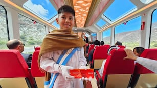 Este jueves se llevó a cabo el viaje inaugural del primer tren turístico solar de Latinoamérica, que recorrerá un imponente circuito turístico en la Quebrada de Humahuaca, en la provincia de Jujuy.