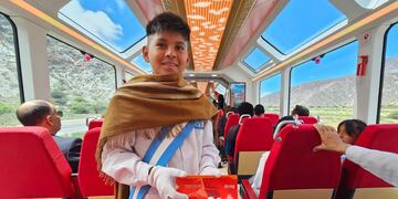 Este jueves se llevó a cabo el viaje inaugural del primer tren turístico solar de Latinoamérica, que recorrerá un imponente circuito turístico en la Quebrada de Humahuaca, en la provincia de Jujuy.