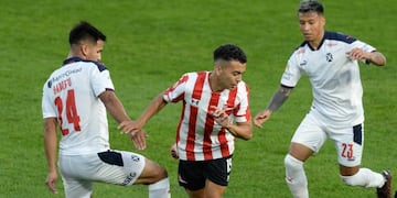 Estudiantes enfrenta a Independiente en La Plata.