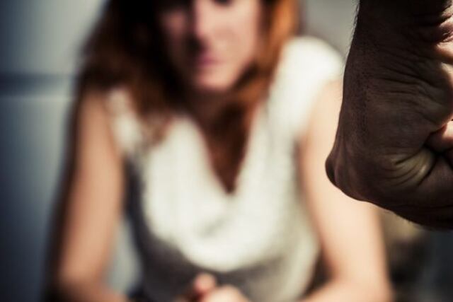 Un hombre golpeó a su pareja porque no le dedicó un estado de WhatsApp a su pareja. Foto ilustrativa