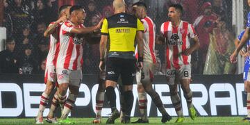 El encontronazo entre Jorge Baliño y el capitán de Instituto, Fernando Alarcón. El árbitro pidió disculpas por el empujón (La Voz).