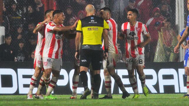 El encontronazo entre Jorge Baliño y el capitán de Instituto, Fernando Alarcón. El árbitro pidió disculpas por el empujón (La Voz).