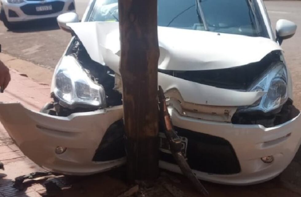 Joven chocó su vehículo contra un poste de luz en Oberá