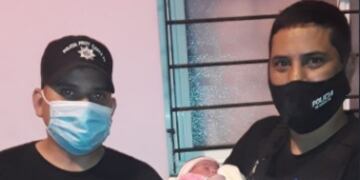 Un bebé rosarino nació en un patrullero policial