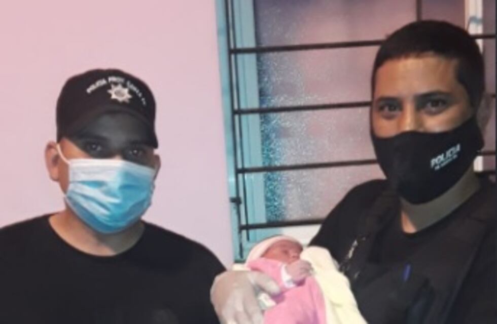 Policías asistieron en un parto y el bebé nació en el patrullero
