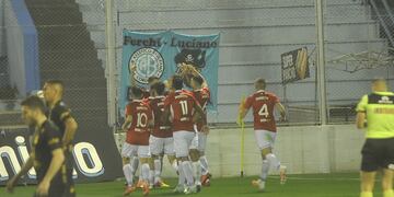 El festejo de Belgrano tras el golazo de taco de Pablo Vegetti ante Mitre en el Gigante. (Javier Ferreyra)