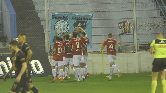 El festejo de Belgrano tras el golazo de taco de Pablo Vegetti ante Mitre en el Gigante. (Javier Ferreyra)