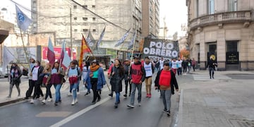 El Polo Obrero convocó a una movilización piquetera hasta el Monumento Nacional a la Bandera.