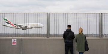 Atención pasajeros: en este aeropuerto te pueden multar con $10 mil si no desembarcas rápido. (Maja Smiejkowska/PA via AP)